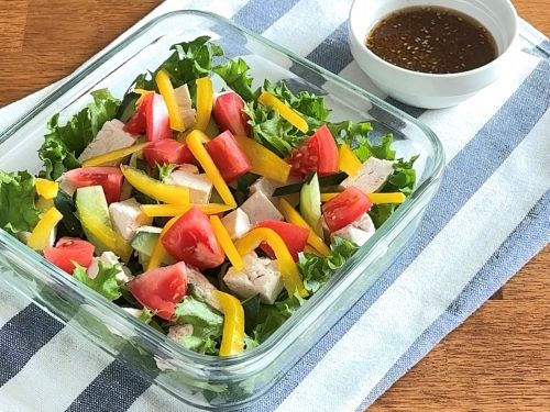 レンジで簡単蒸し鶏（和風ごまドレサラダ）