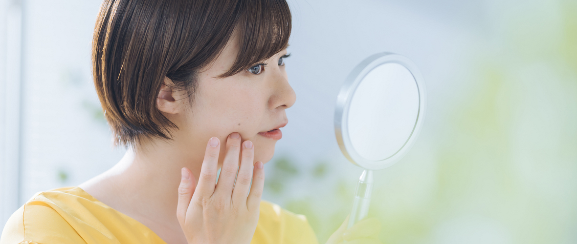 肌トラブルは、空気の乾燥や気温、紫外線、加齢など、さまざまな要因で起こります。シミやシワ、カサつき、たるみといったトラブルのない美肌を目指すには、洗顔や保湿のようなスキンケアが欠かせません。